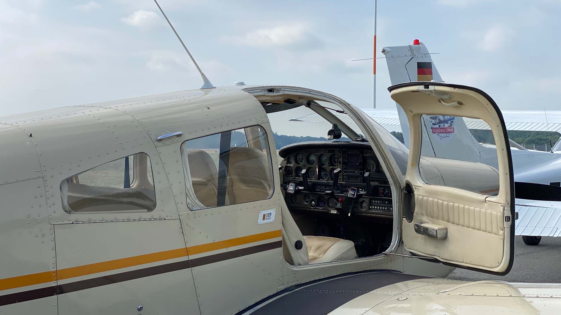 Leichtflugzeug und Cockpit bei der Flugschule Lübeck