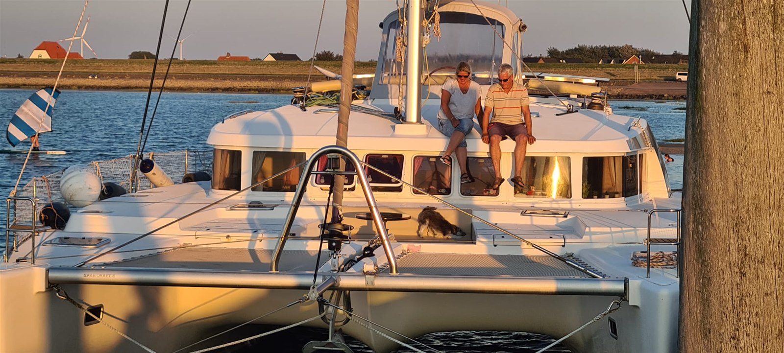 Segelyacht mit Crew im warmen Abendlicht
